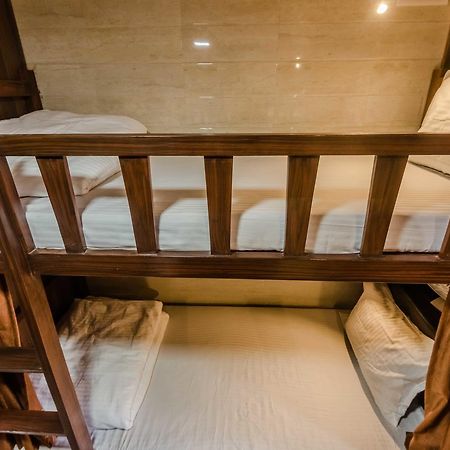 Awesome Dormitory - Men Only Βομβάη Εξωτερικό φωτογραφία